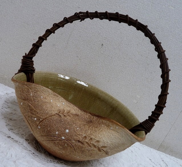 (☆BM)信楽焼 花器 荒土稲穂 ツル付き 水盤 花入れ 横幅32㎝ 華道具 持ち手付き 花瓶 陶印あり 日本伝統工芸 拍卖