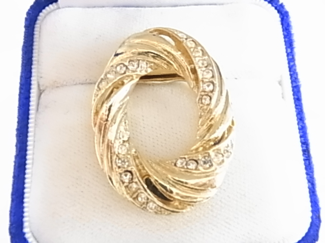 ビンテージ/ヴィンテージ クリアラインストーンが輝くゴールドトーン 金色トーンの楕円フープの素敵なお洒落デザインのスカーフ留め△拍卖