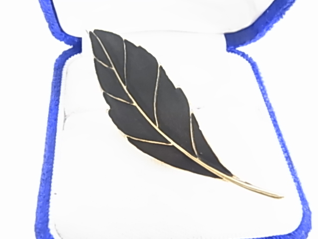 ビンテージ/ヴィンテージ 葉っぱのモチーフ リーフデザイン 黒色 ブラックトーンの葉の形が素敵なデザインのレトロのブローチ△拍卖