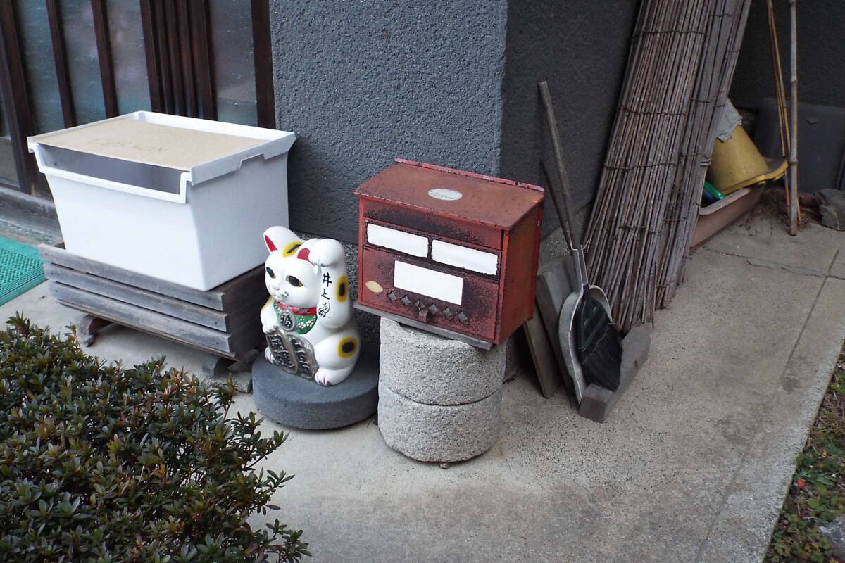 レトロな郵便受け・・・「郵政省標準規格」と書いてあります。拍卖