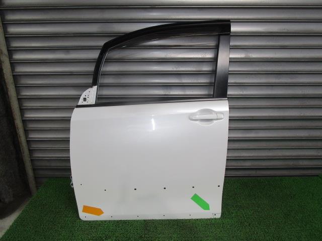 ヴォクシー DBA-ZRR85W 左フロントドア 67002-28280 070 ホワイトパールクリスタルシャイン /42322拍卖