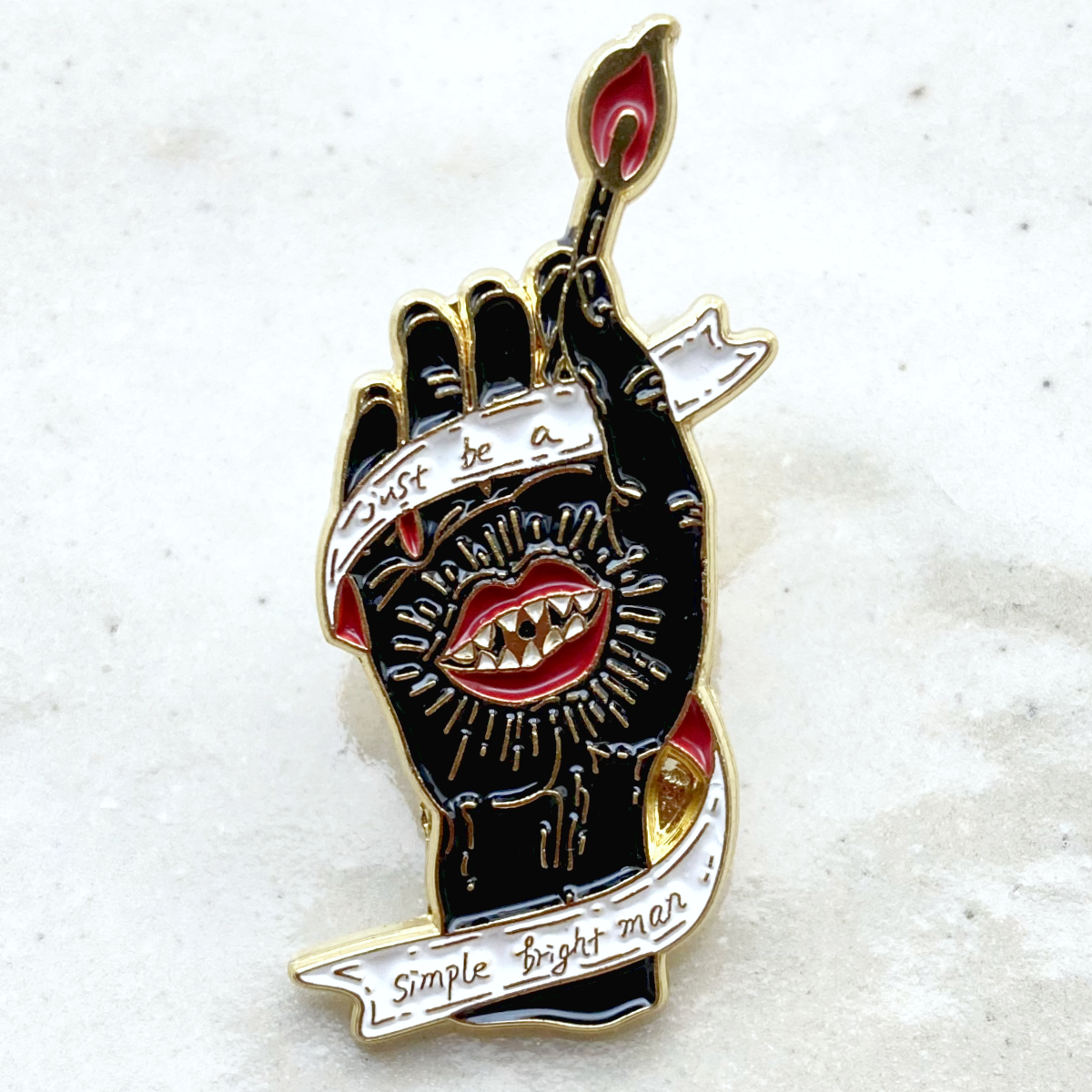 口のある手とマッチ 右手と灯火 黒い手 唇 教訓◆ピンバッジ ピンズ バッチ ブローチ◆ホラー ダーク・ファンタジー オカルト拍卖