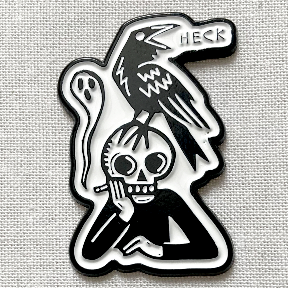 カラスとスカル君(モノトーン) 鴉&骸骨 お化け 煙草 HECK かわいい◆ピンバッジ ピンズ バッチ ブローチ◆ホラー モンスター拍卖
