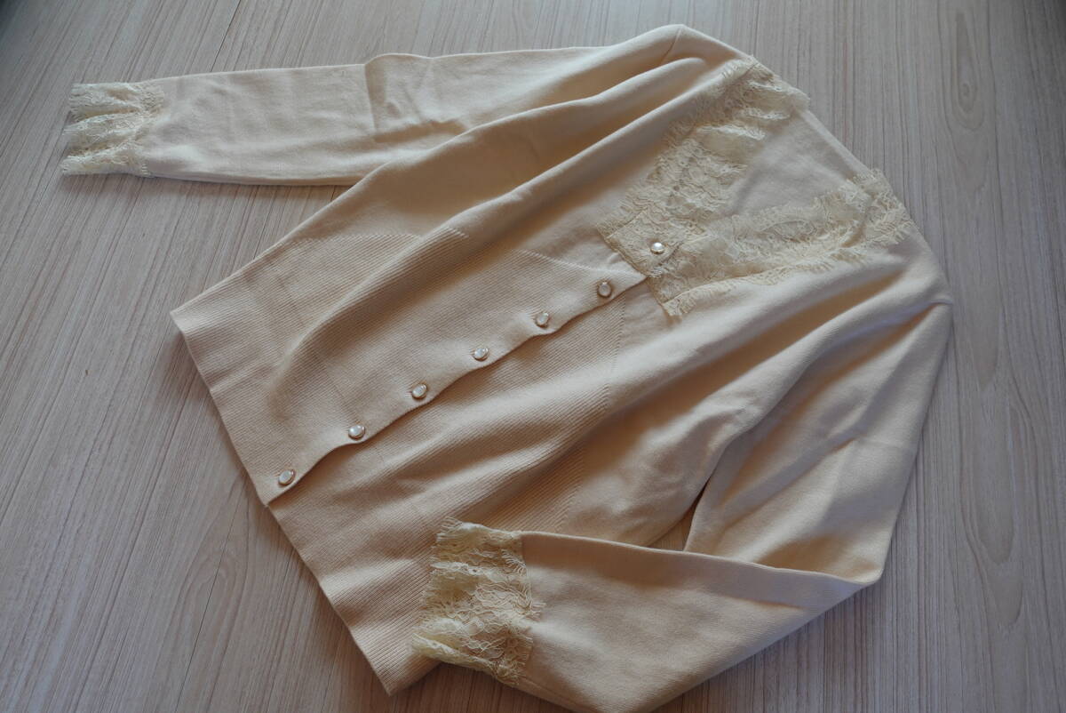 送料込★新品L【SAISON DE PAPILLON】定価4990円上質レースデザインカーディガン★セゾンドパピヨンアイボリーキナリ白通勤通学旅行デート拍卖