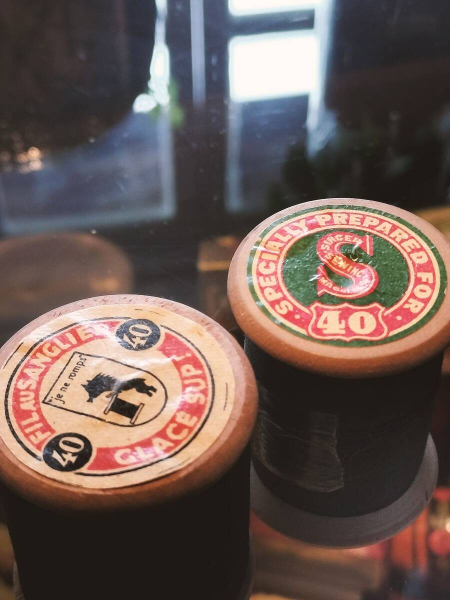 フランス アンティーク ブラック 黒 木材 大きいな ボビン 糸 Singer Modes Paris 2本セット 裁縫!拍卖