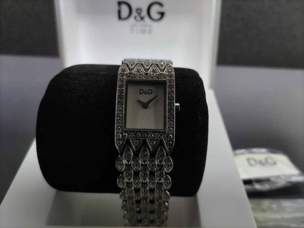 再値下げ美品ドルチェ&ガッパーナ 腕時計 D&G 。調整用ベルトのコマ付きケース他全て付き拍卖