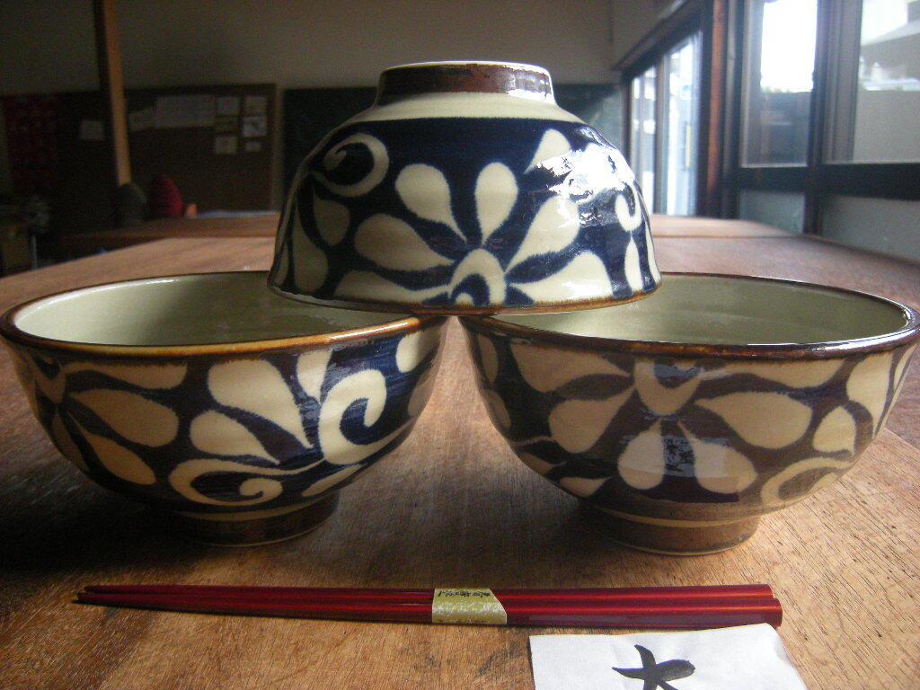 筑◎美濃焼【新品・未使用】染付 琉球 ヌキ唐草 民藝うつわ めん鉢 大盛サイズ どんぶり 5.5寸(17㎝x9㎝)1枚から *人気商品*拍卖