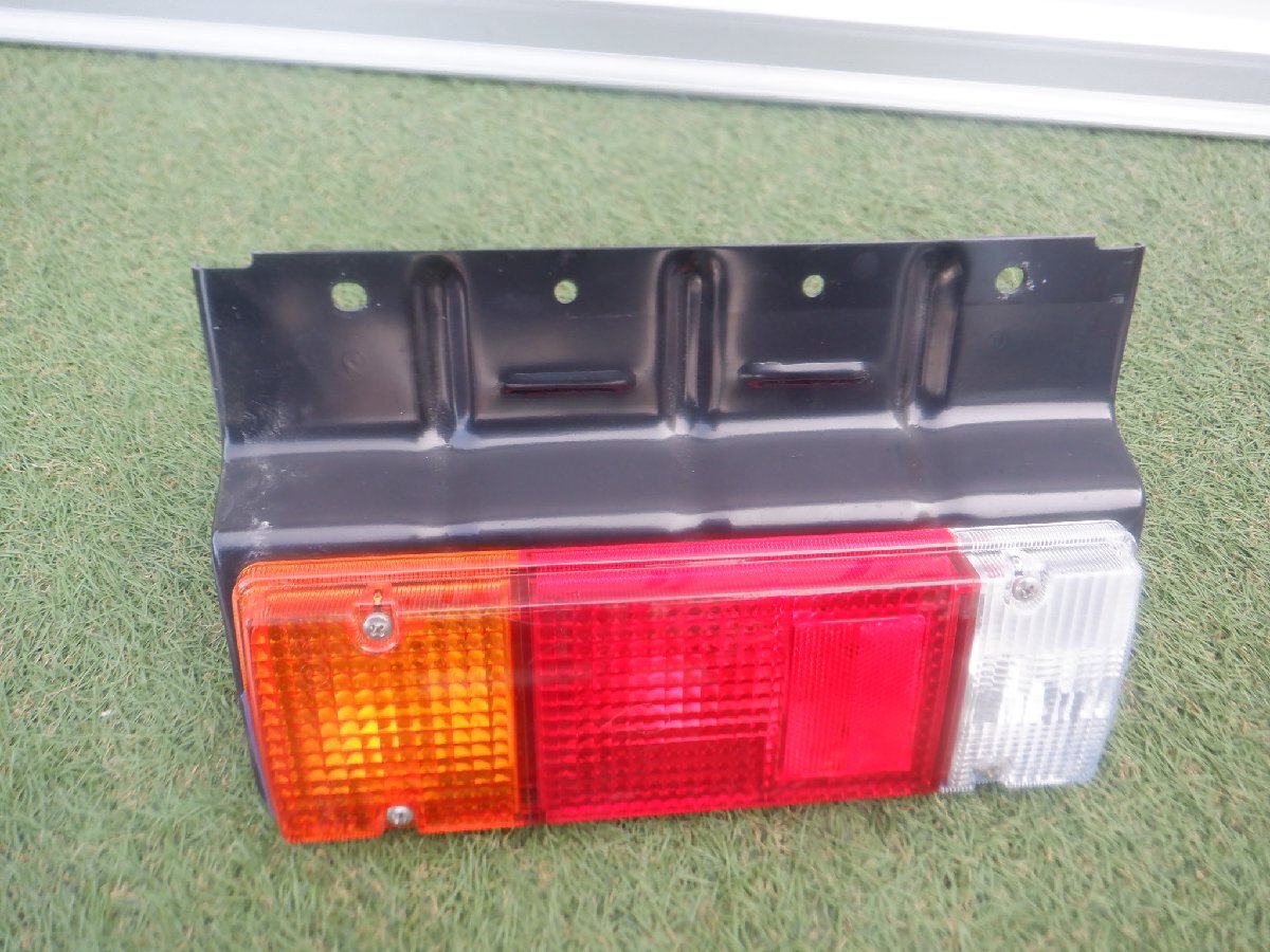 新車外し トヨタ純正 ダイナ カーゴ トヨエース デュトロ テールライト テールランプ ステー付き 12V 左側 レンズ品番 36-10 キレイ拍卖