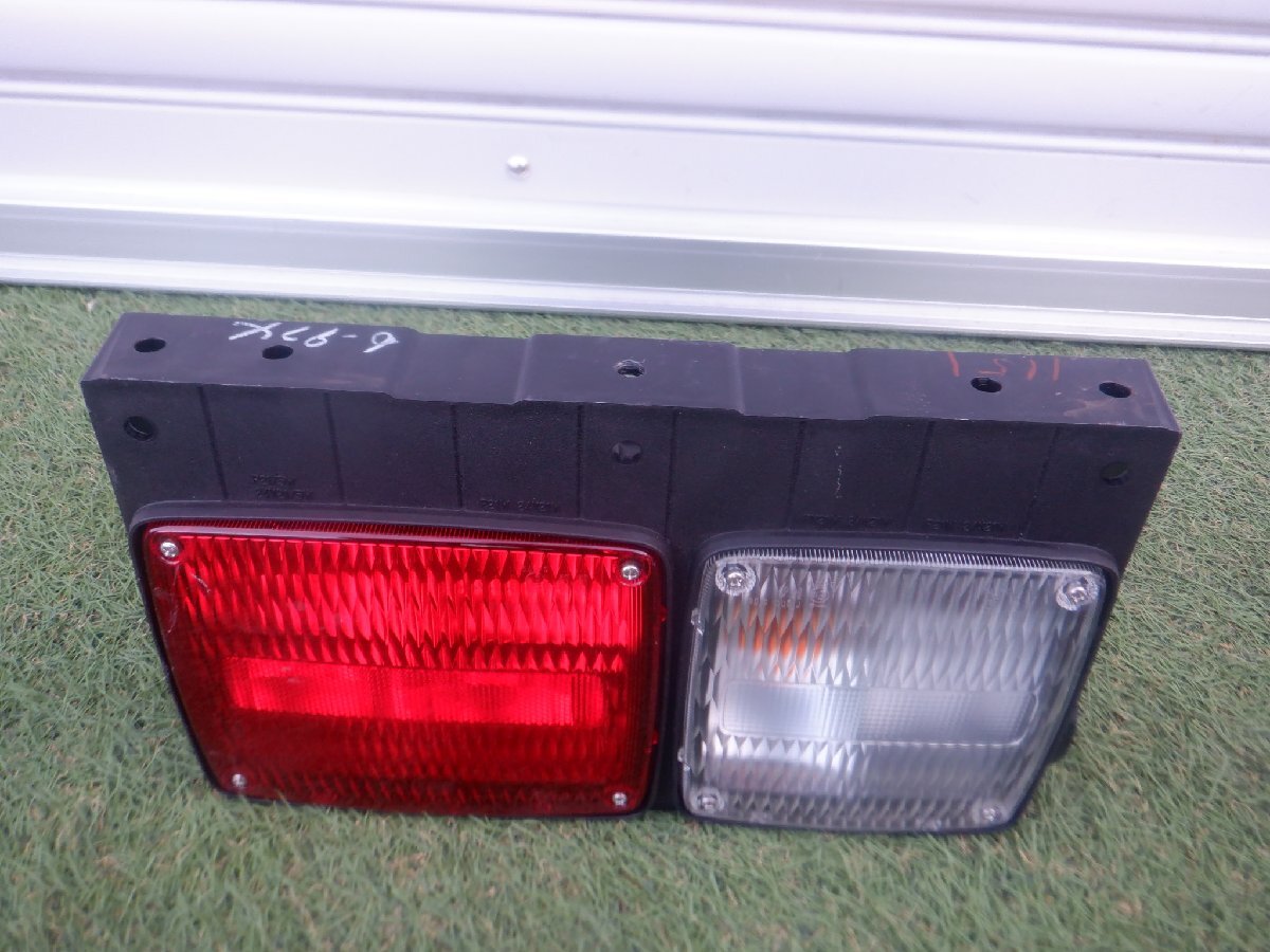 新車外し 日野 純正 HINO レンジャー トラック KOITO 220-15280 テールランプ テールライト 右側 運転席 24V m-25-2-153拍卖