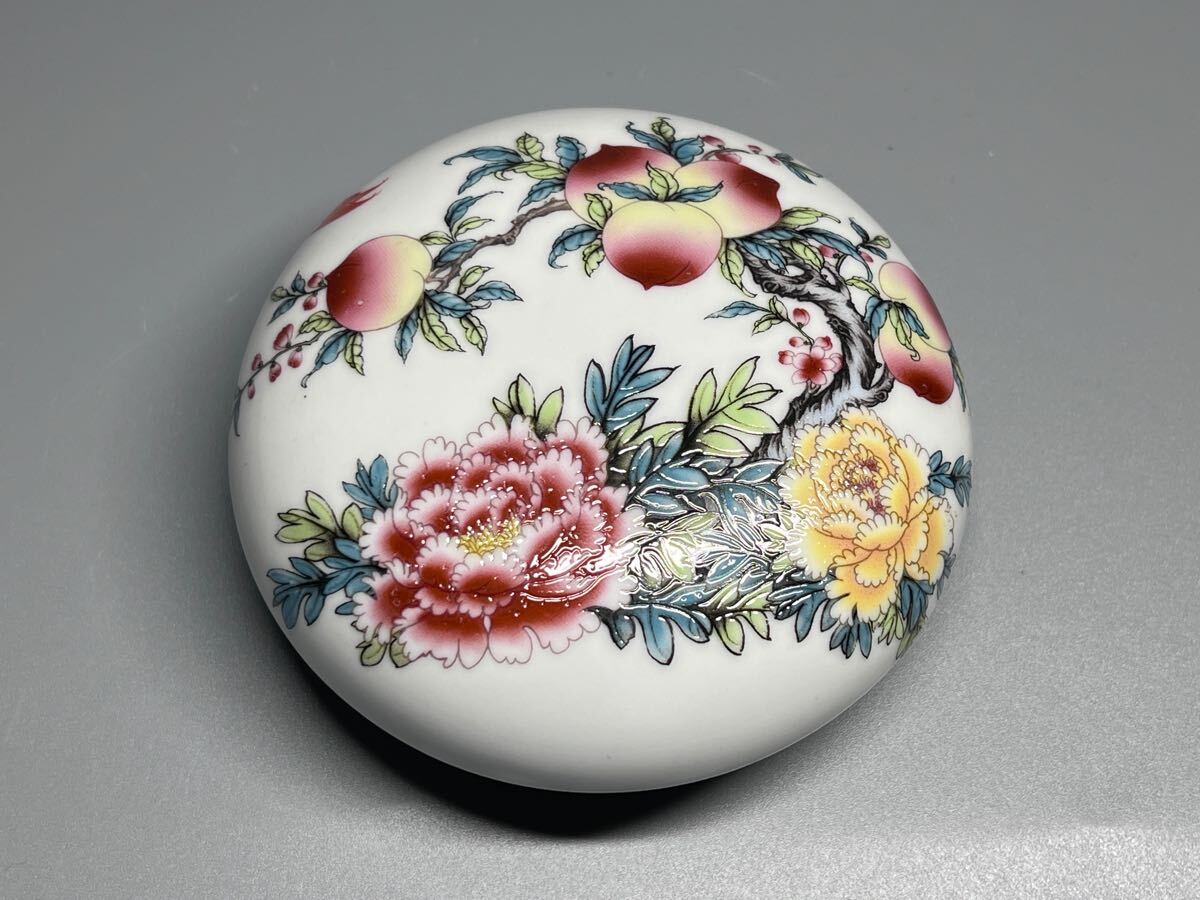 小物入れ 粉彩 桃 文房具 香道具 香合 景徳鎮 中国 置物拍卖