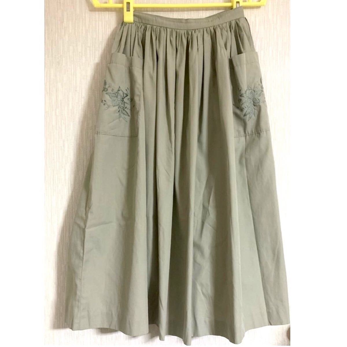 匿名配送 刺しゅうポケットギャザースカート 刺繍 ミディ丈 無地カーキグレーロングスカート 拍卖