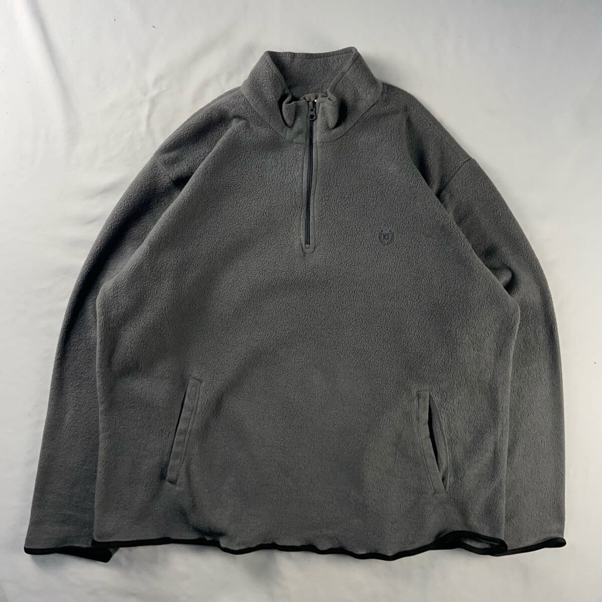 US Vintage ヨルダン製 90-00s CHAPS ハーフジップ くすみカラー 刺繍 ロゴ 単色 プレーン グレー オーバーサイズ フリースジャケット拍卖