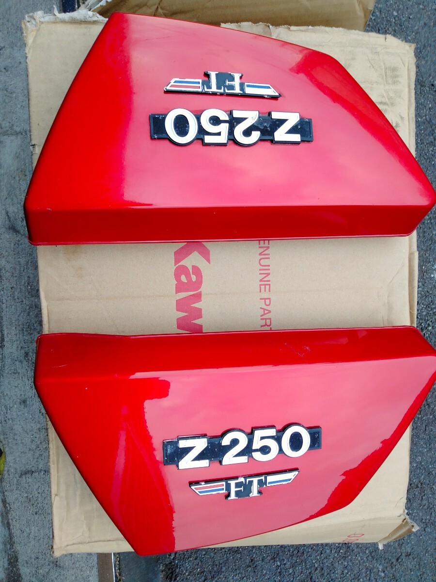 KAWASAKI Z250FT 純正 サイドカバー 赤 程度良しエンブレム付き kz250A拍卖