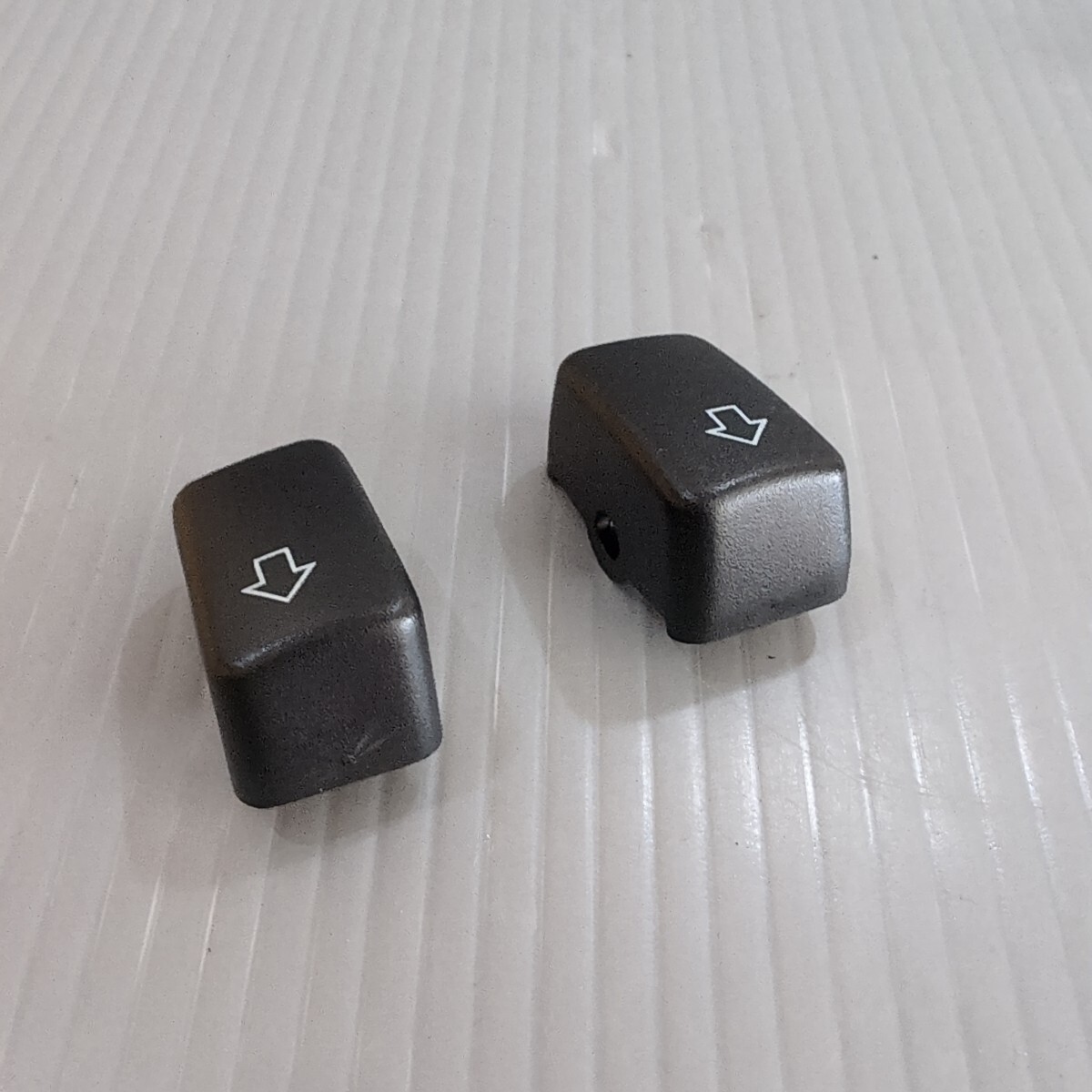 c417 ハーレー ハンドルスイッチボタン 2個セット 中古品 送料込み拍卖