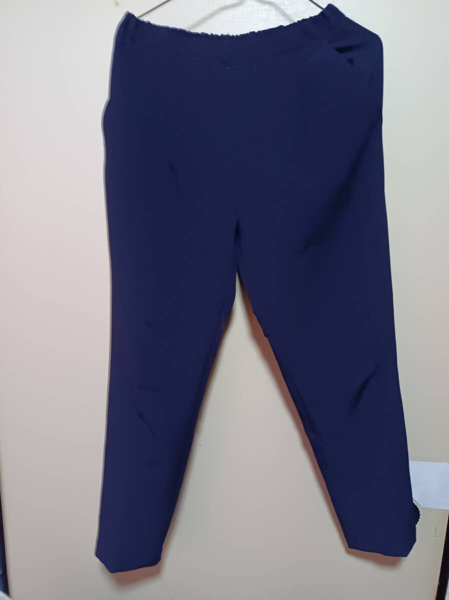 こちらの商品は女性用紺色のスラックスです中古品です拍卖