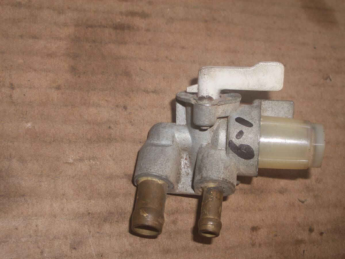 汎用エンジンの 燃料コック6-1 三菱エンジンより取り外し拍卖