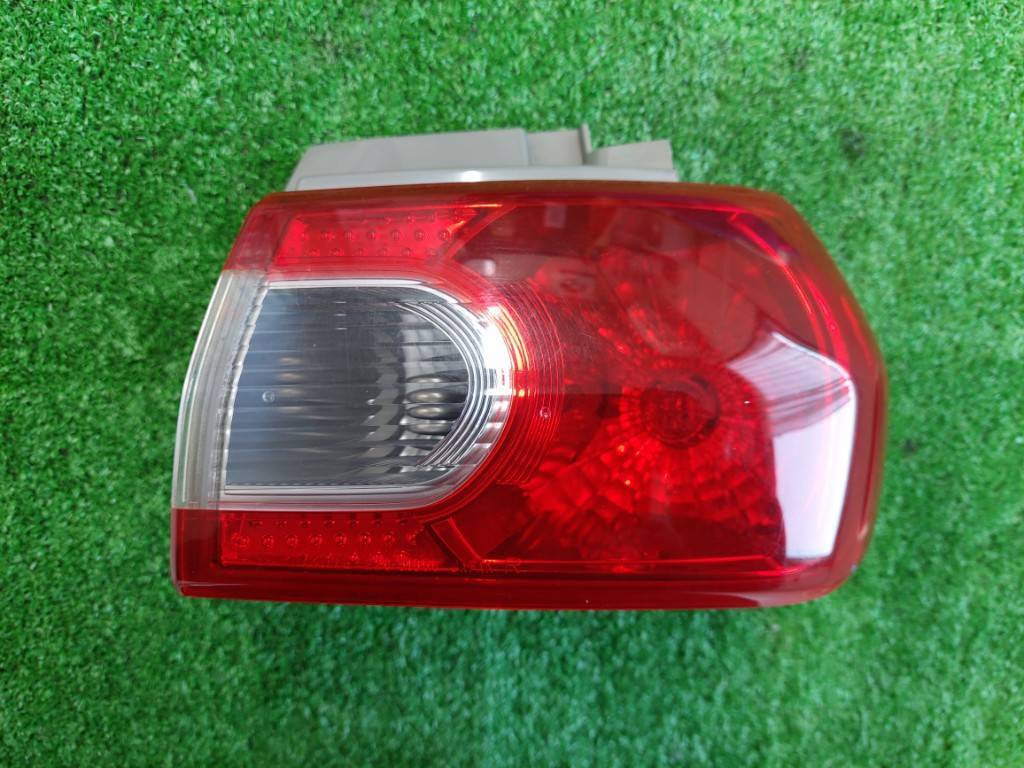 ダイハツソニカ① CBA-L405S テールライト右  初年度登録:平成21年拍卖