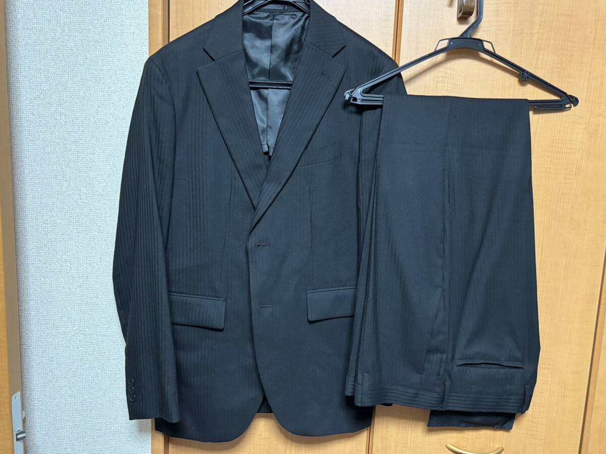 送料無料未使用訳あり★2つボタンスーツ★ジャケットLサイズ,スラックスW88cm,股下73cm★ブラックシャドーストライプ★ネーム刺繍外し拍卖
