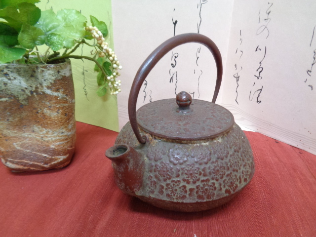 南部盛岡鉄 岩鋳 総柄桜紋急須瓶 茶こし付 中古品拍卖
