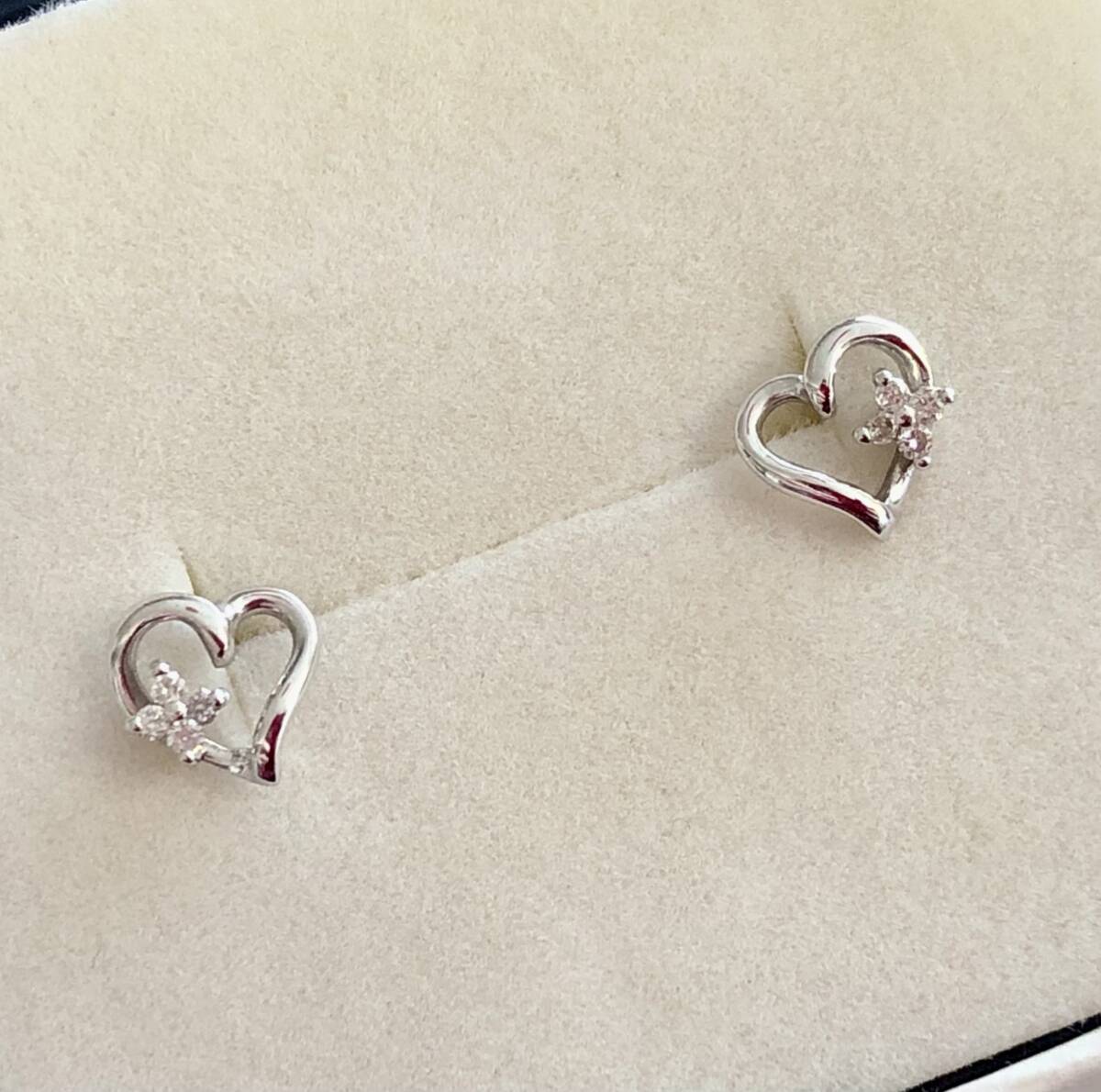 訳有り格安18金ホワイトゴールドスタッドピアスK18・750地金★天然ダイヤモンド8粒0.06ct ハート・フラワー 0.7g査定済み◎0.03・K18WG刻印拍卖