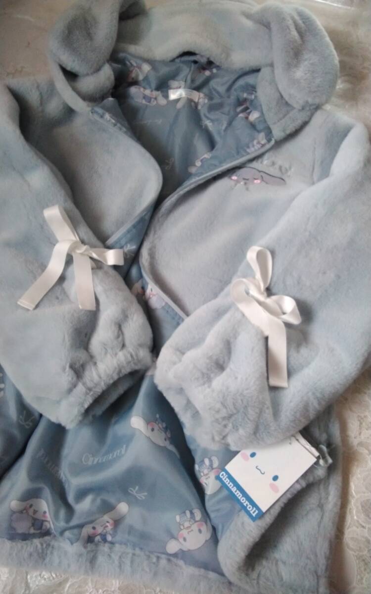 ☆可愛い!シナモンロールちゃんおリボン&お帽子お耳付裏地イラスト総柄の水色フェイクファージップパーカージャケット(o^―^o)サイズL拍卖