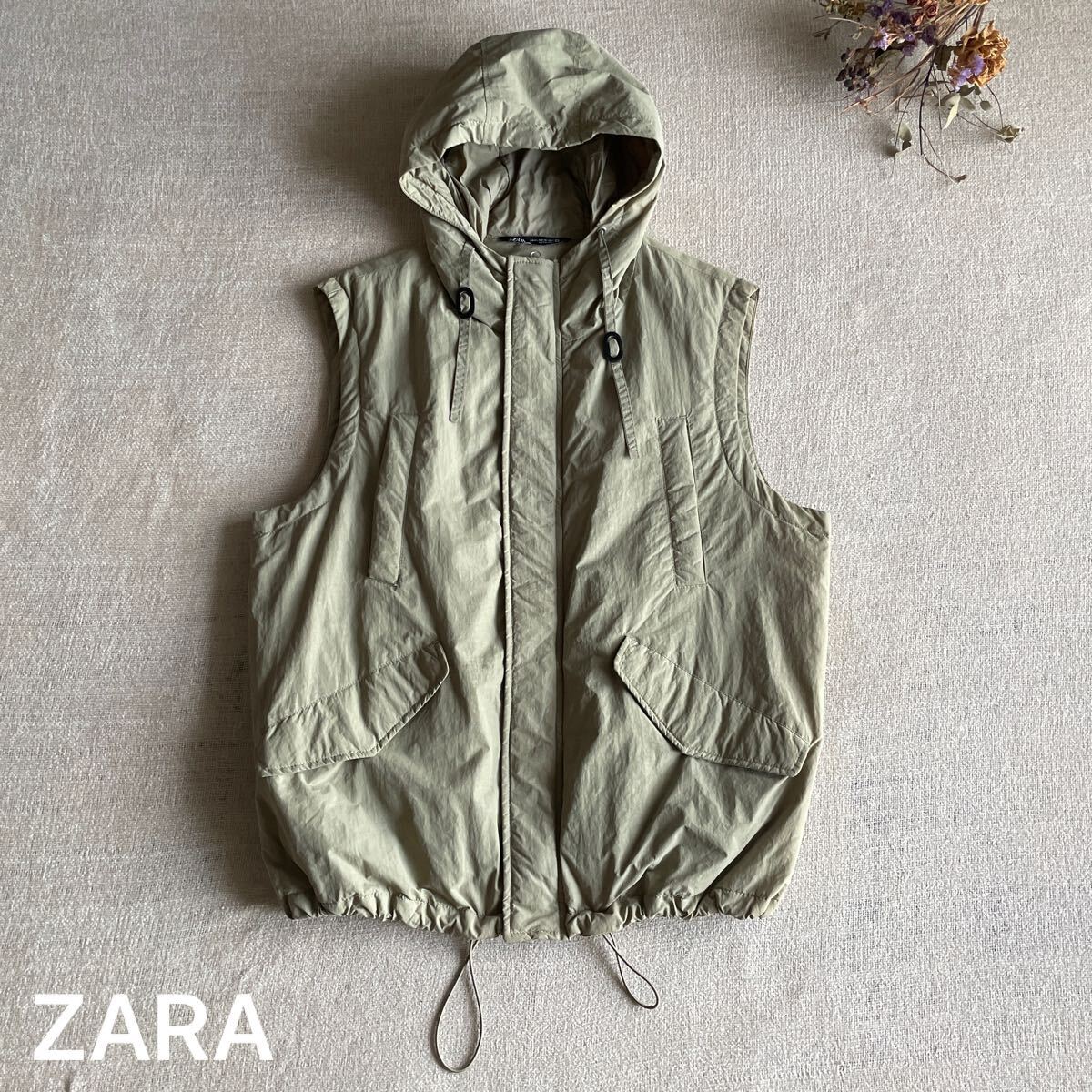 ZARA ナイロンベスト 中綿 アウター ジャケット ザラ メンズSMサイズ 美品 フード カーキ フーディー ブルゾン ドロスト拍卖