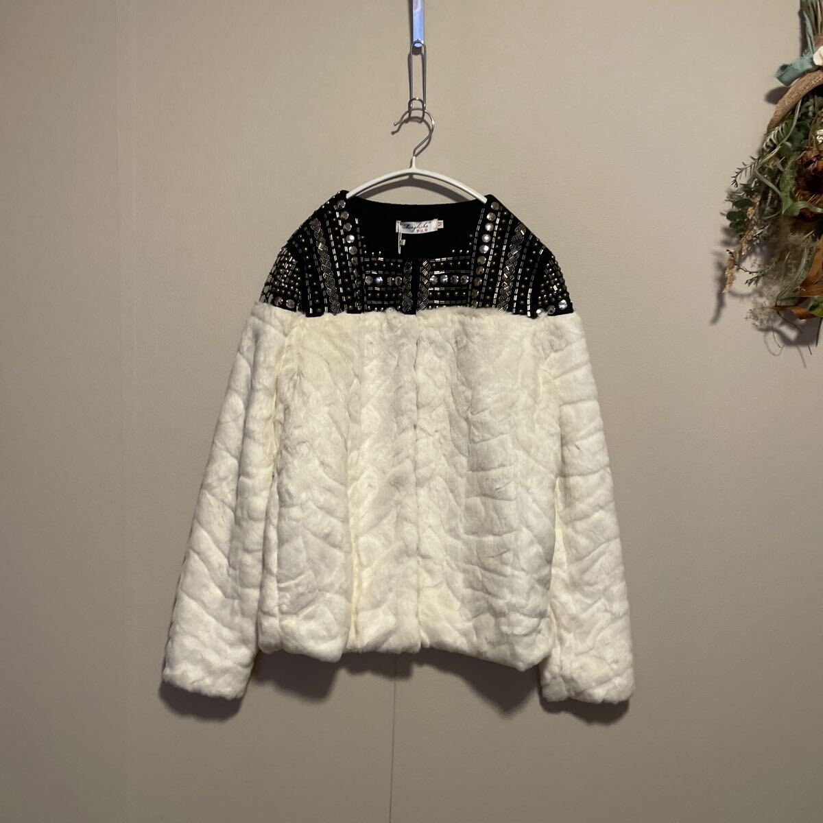ファージャケット フェイクファー 白 アウター ビーズ ビジュー Mサイズ ブルゾン ショートコート 長袖 大人可愛い 未使用拍卖