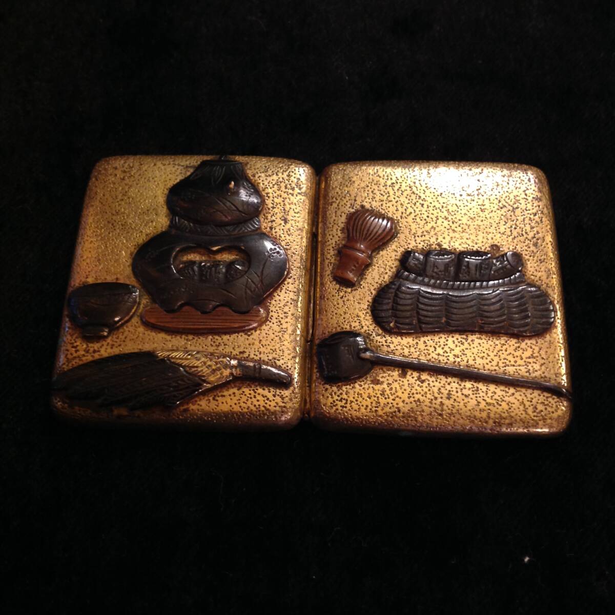 骨董品 江戸 明治 香合 古銅鍍金 紅板 茶道具紋様 茶釜 風炉 御羽帯 茶碗 柄杓 茶筅等 彫金象嵌模様拍卖