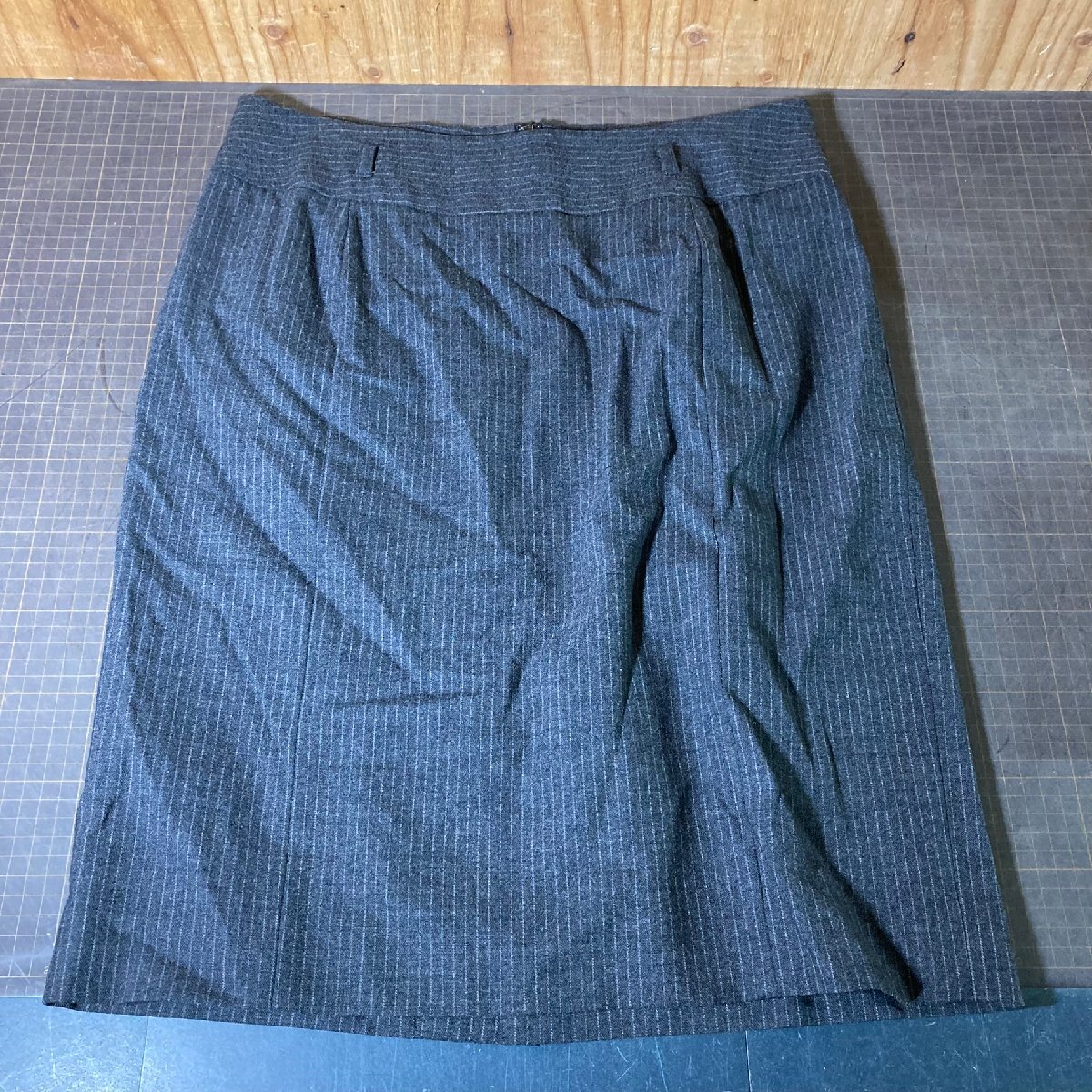 【15829P194】バーバリー BURBERRY LONDON ストライプ柄 タイトスカート 毛混 チャコールグレー グレー系 46サイズ オフィスカジュアル拍卖