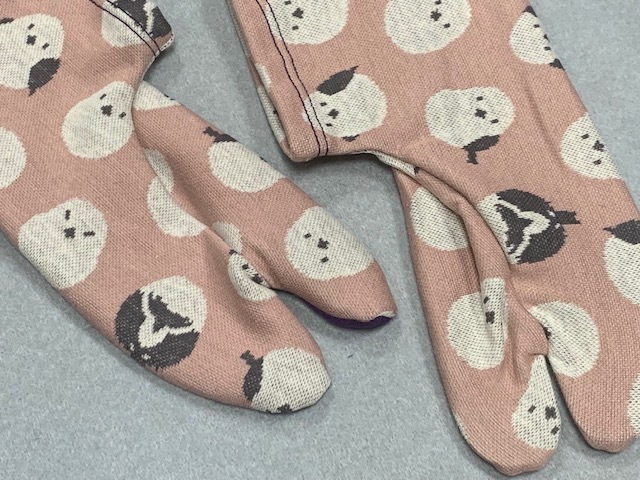 新作入荷 只今人気の かわいいキャラクター『シマエナガ柄』小紋・紬にオシャレな足袋ソックス【サーモンピンク地】拍卖