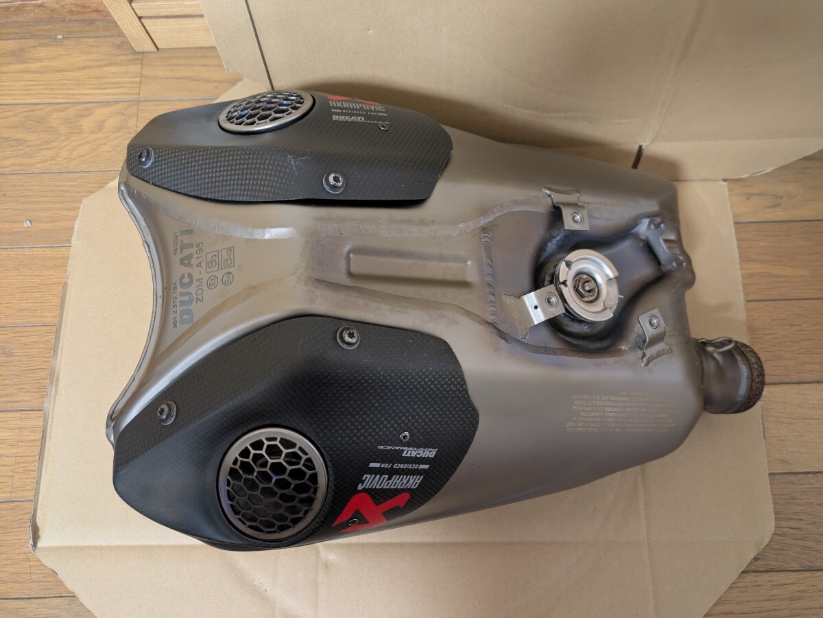 ドゥカティパニガーレ V4 akrapovic スリップオンストリートファイター akrapovic ドゥカティアクラポビッチ マフラー ducati panigare v4拍卖