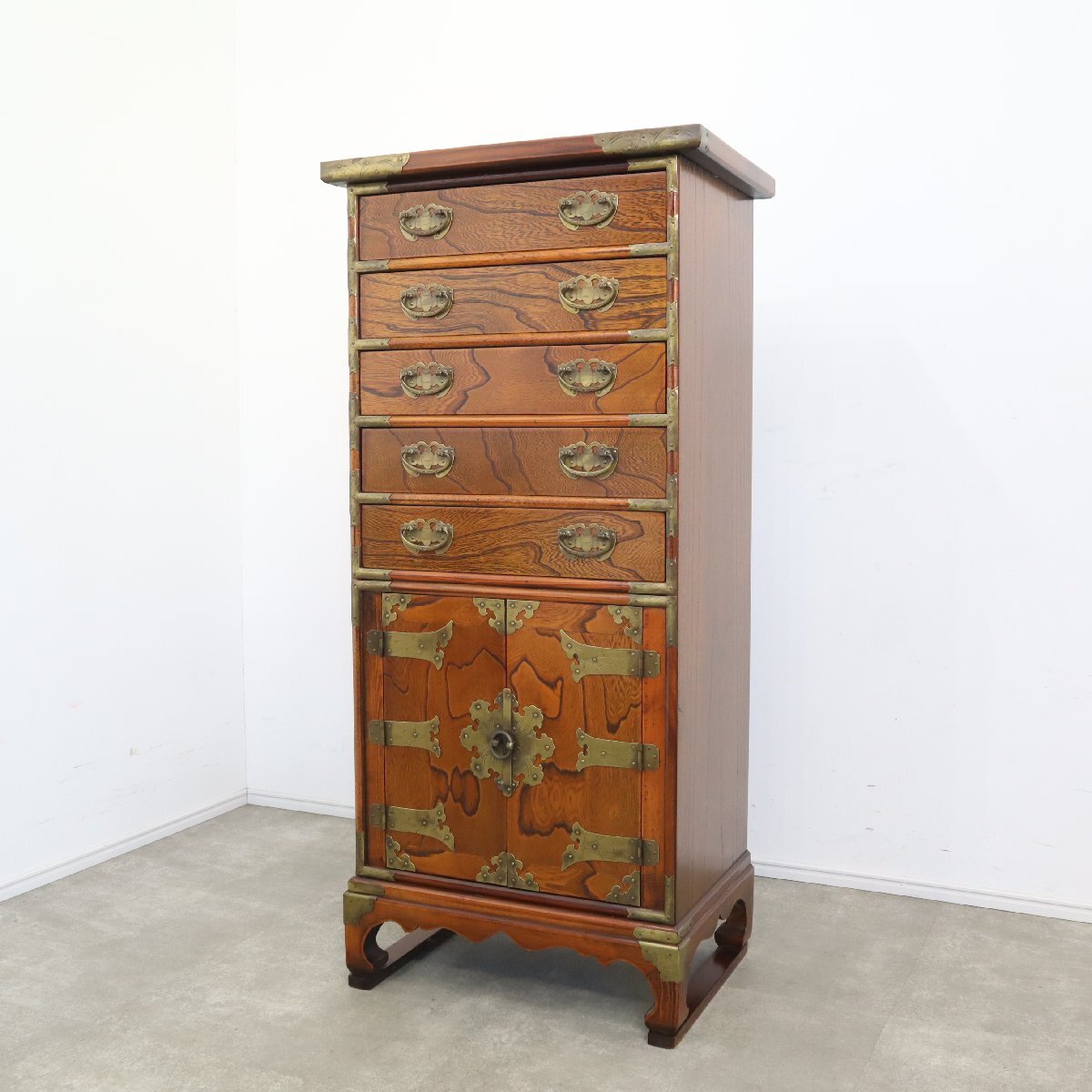 李朝家具 薬箪笥 キャビネット 開き戸 抽斗5杯 ヤクジャン スリム 箪笥 真鍮 飾り棚 薬棚 小物入れ 錠前付【2A2501040】拍卖