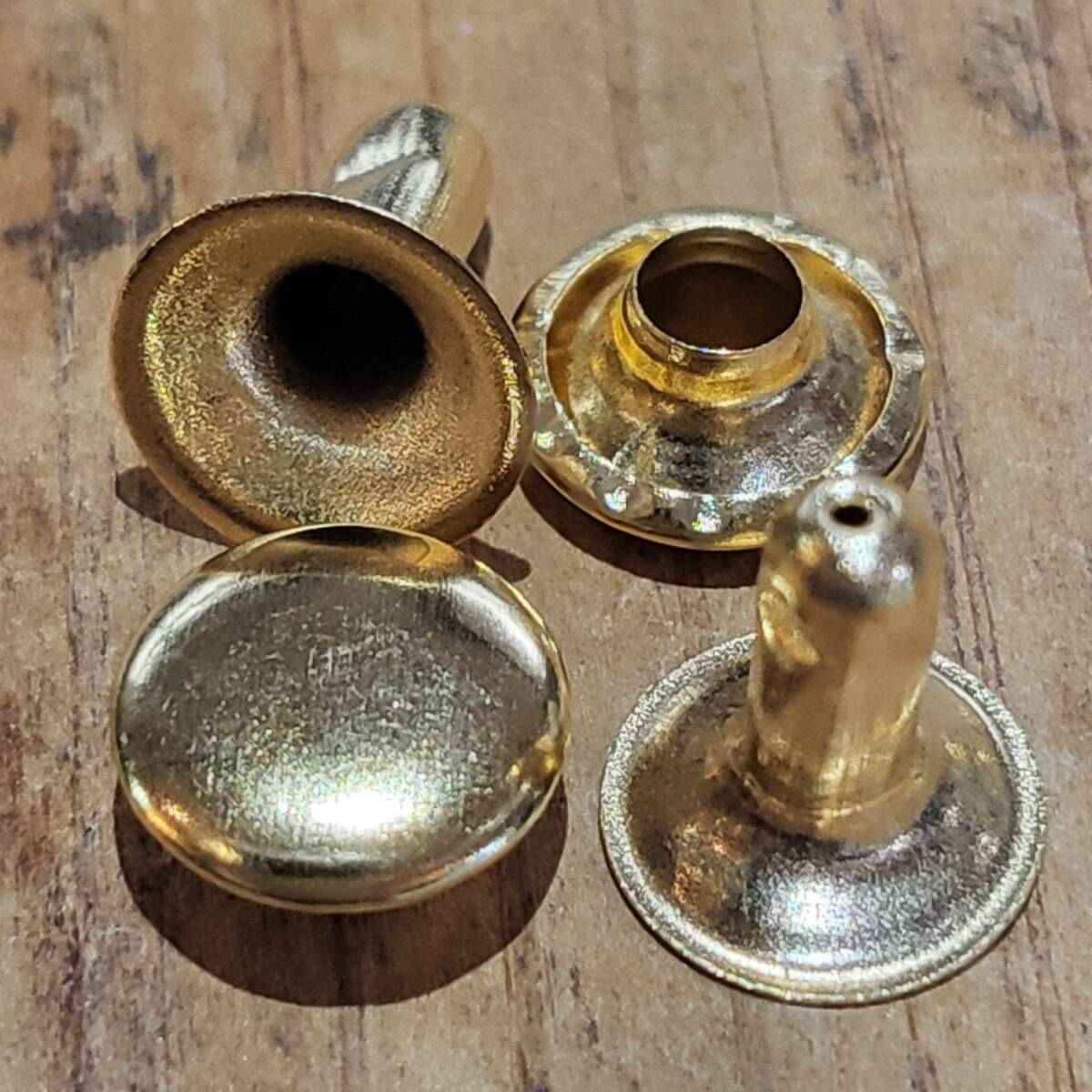 レザークラフト 片面カシメ 100組セット (頭8mmx9足mm 色:ゴールド) 3㎜~5㎜厚の革に対応拍卖