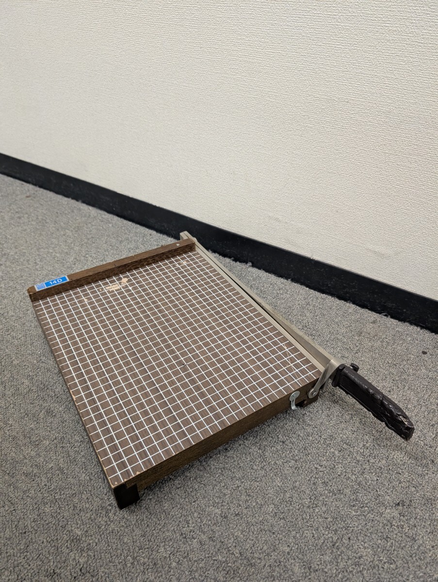 昭和レトロ【古い裁断機】ペーパーカッター 昭和 マイナスネジ 刃毀れなし vintage デスクカッター拍卖