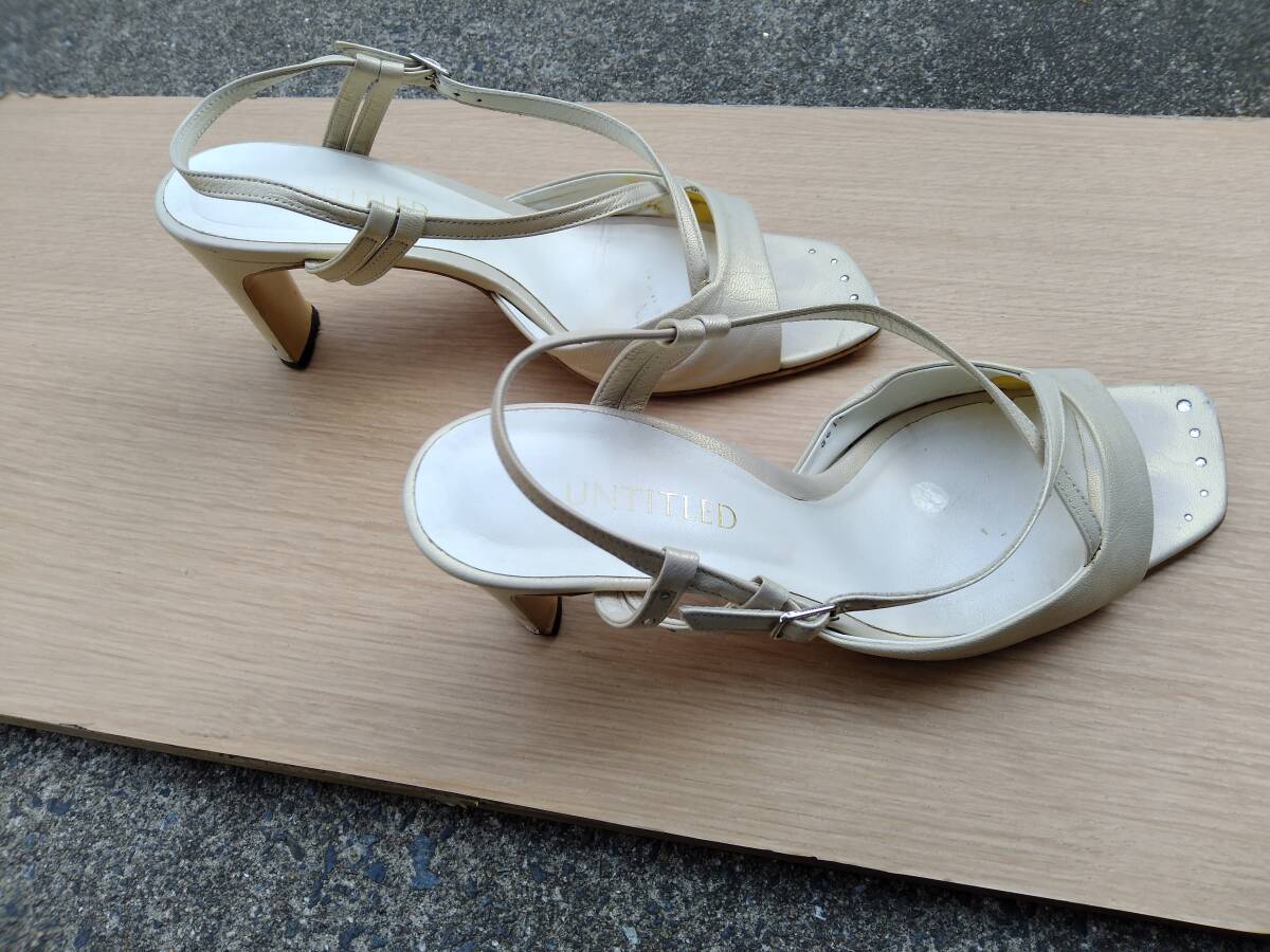 【送料無料】UNTITLED(アンタイトル)クリーム色 サンダル 24.5拍卖