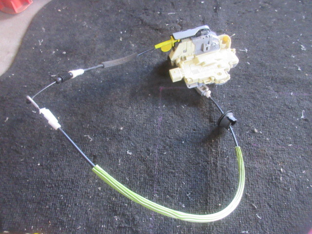 ★⑥R7G8970 アウディーTT ABA-8JBWA 純正右ドアロック 修理やストック等に拍卖