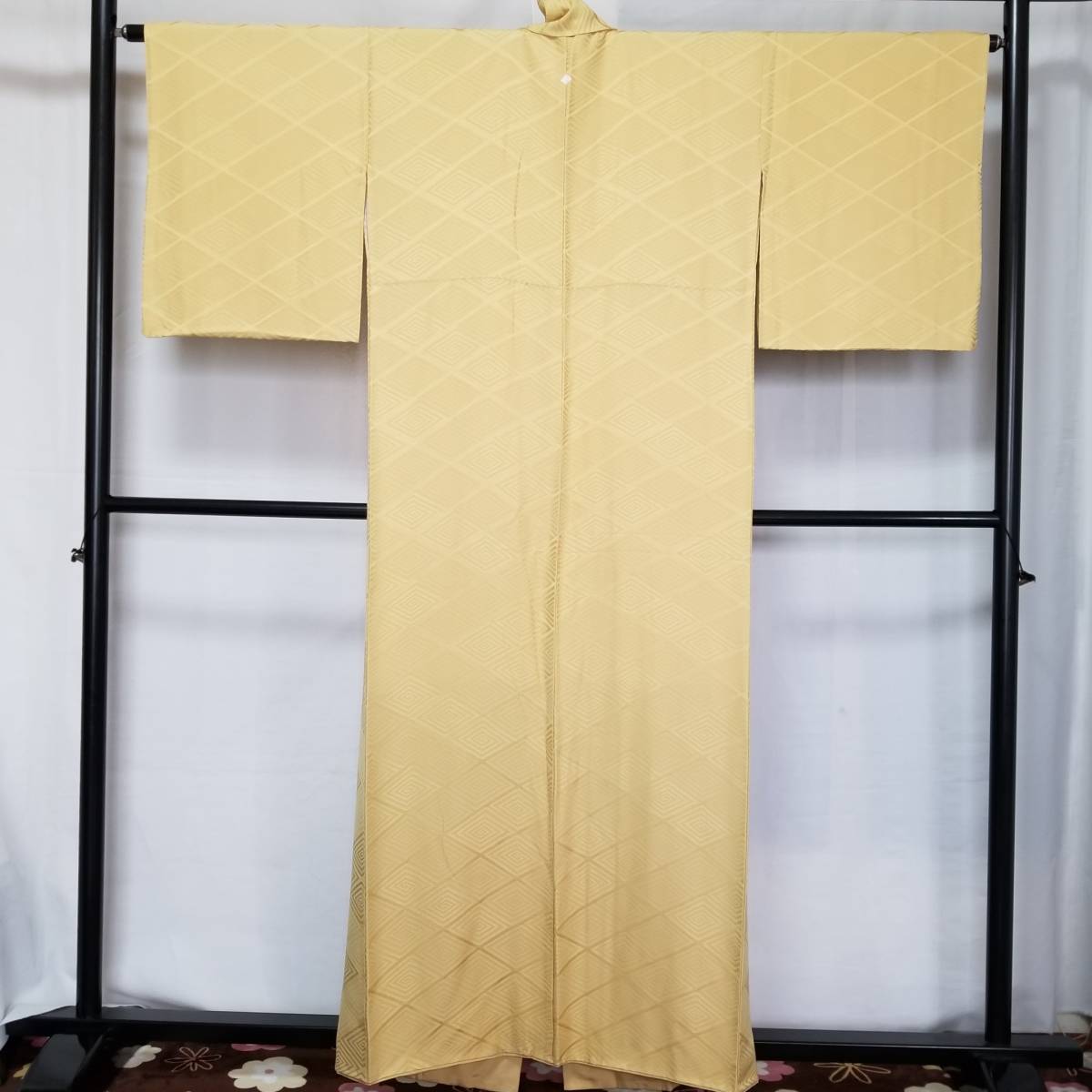 【桐徳】無地着物*薄黄色☆即決品*未使用品*小難品{正絹*色無地*紋付*袷仕立*着物}*身丈159-裄66*三階松.紋*ブロンド色地*菱地紋*№4267拍卖