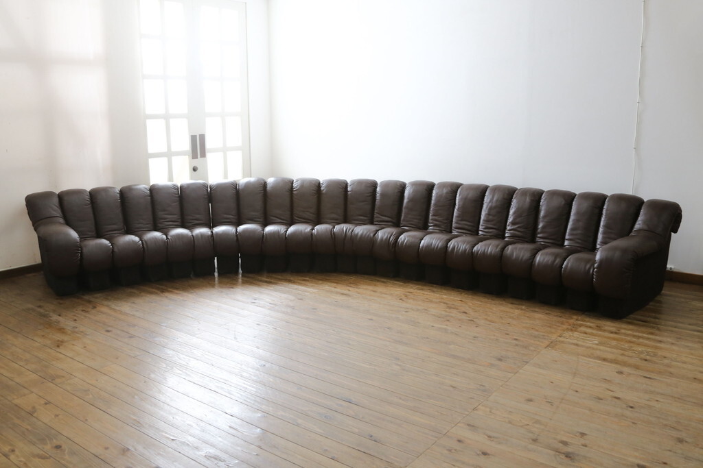 R-078743 中古 デセデ(de Sede) 本革(レザー) 22連 自在にレイアウトできるスネークソファ(22ピース、店舗什器)(定価約800万円以上)拍卖