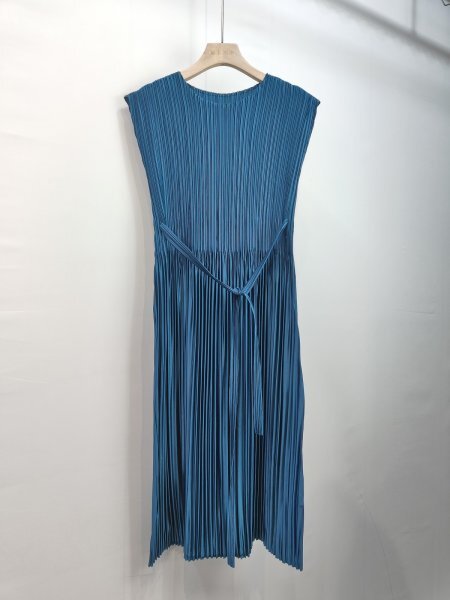 2502レディーストップスプリーツpleatsワンピース弾力が肌触りドレープ性がいいノースリーブ大人可愛いダークブルー拍卖