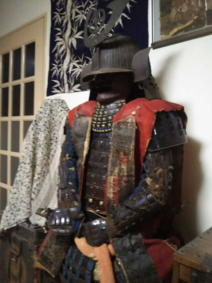 【彩美】本歌 江戸前期甲冑一式/兜.前立.鐵錆地面頬.胴.籠手.袖.陣羽織.佩楯.胴紐脛当一式》武具刀火縄銃馬具鎧戦国信長秀吉家康拍卖