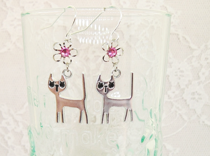 ★でか目キャットとフラワーのピアス イヤリング キラキラ ビジュー ピンク 猫 拍卖