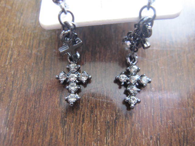 新品・未使用 ピアス 十字架 クロス 日本製 シリコンキャッチ ブラック系 ぶら下がり系拍卖