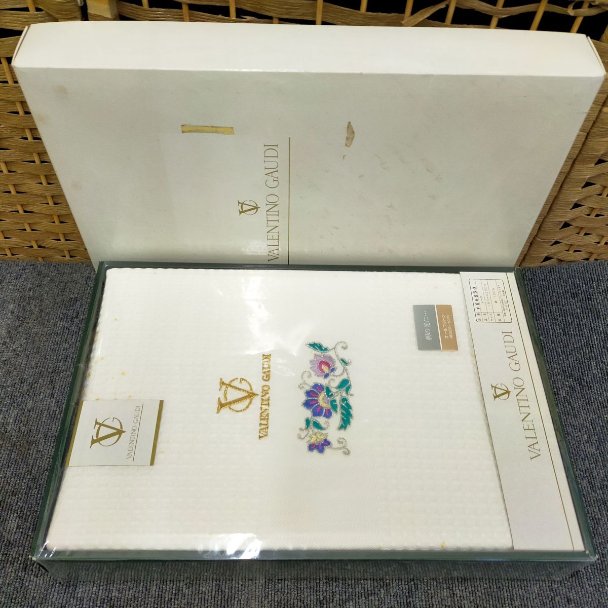 E05-20250213-04 未使用品 VALENTINO GAUDI シーツ 150㎝×250㎝ 綿100% VG6550 26*7.5*39.5cm拍卖