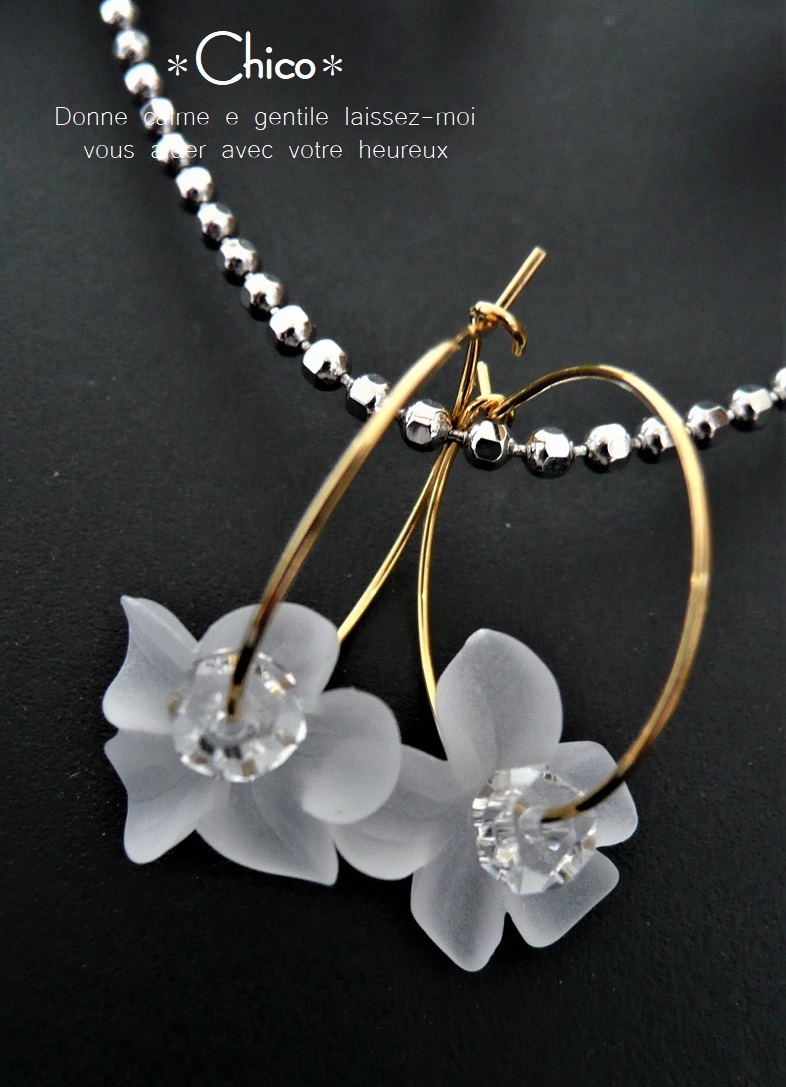 ◆16KGP◆ ワイヤーフープ 20mm ホワイト花びら&クリスタルAAA ハンドメイドピアス ♪ ★2点以上送料無料!★拍卖