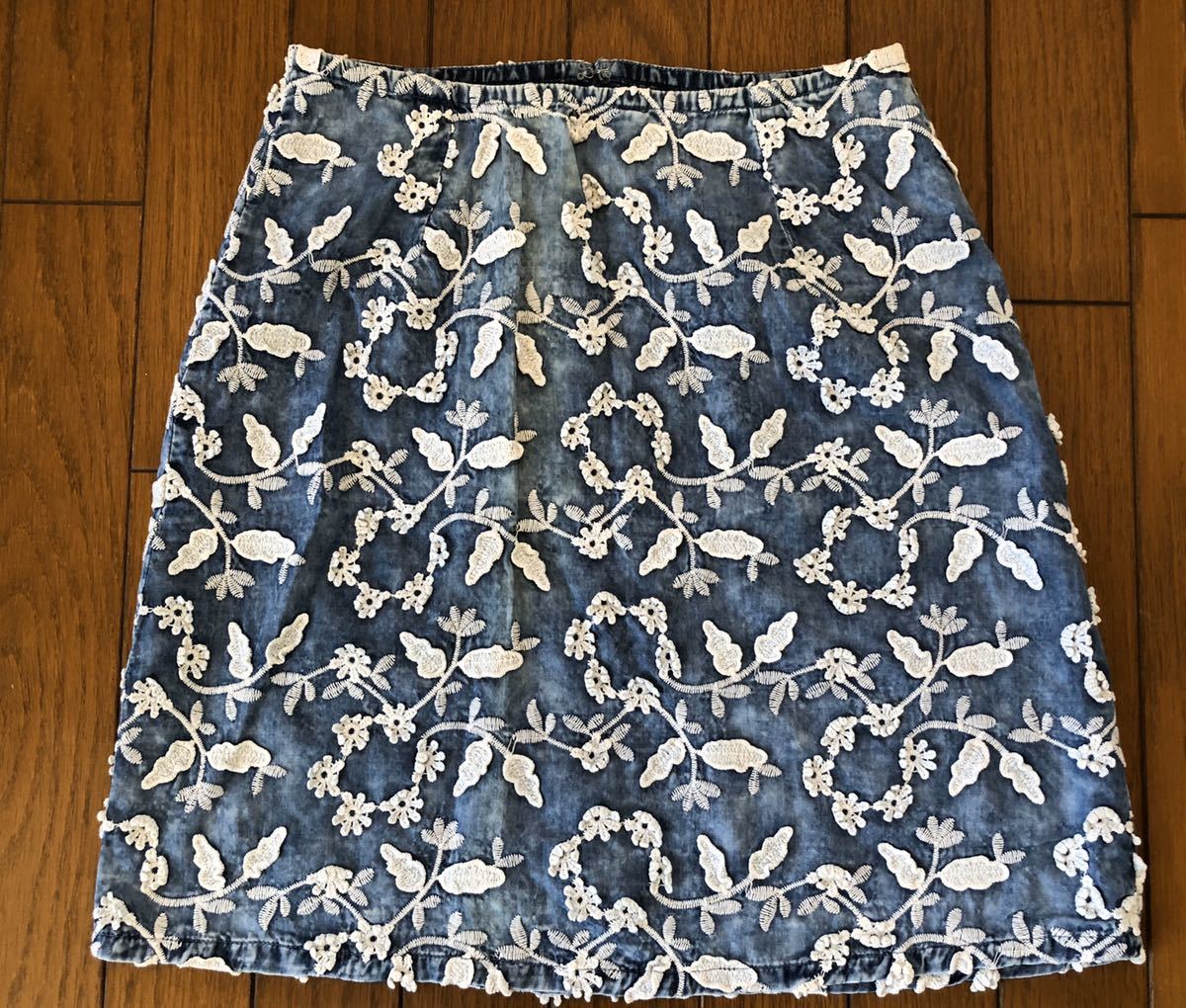 ★デニムブリーチ加工ミニスカート★立体花刺繍 総柄刺繍拍卖