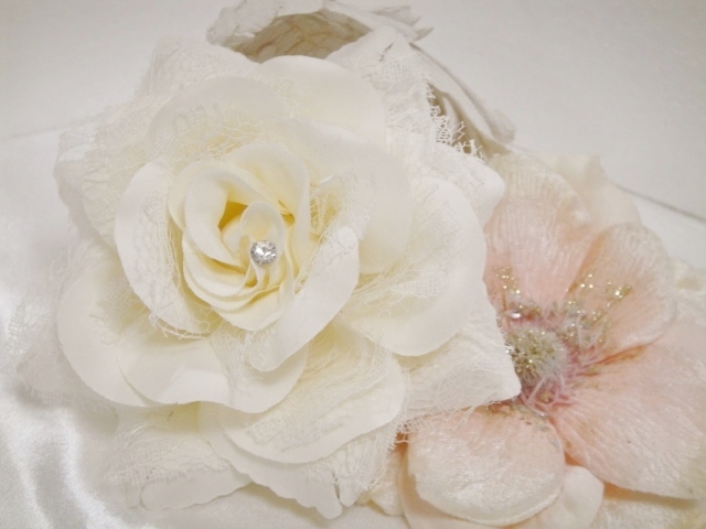 ♪ 新品 コサージュ ヘアクリップ『高品質/成人式 入学式 卒業式 結婚式/レース/大ローズ/薔薇/フラワー/花/パール巻き/ホワイト/白』♪ 拍卖