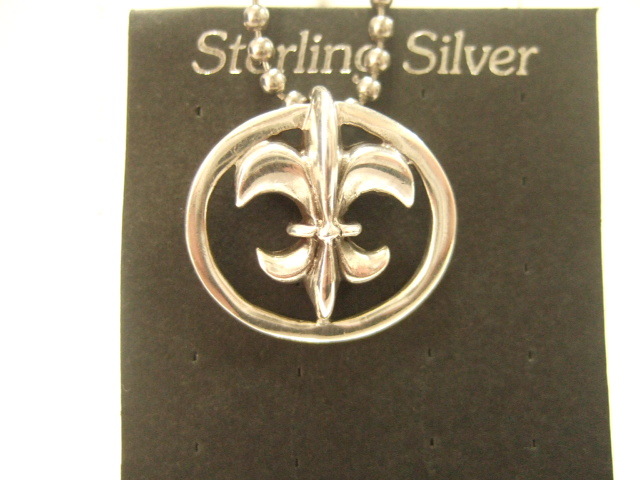 横浜最新 SILVER925銀ペンダント ♪ 中世ゆりの文様 5g 前後送料無料ξgtξ ξ30s拍卖