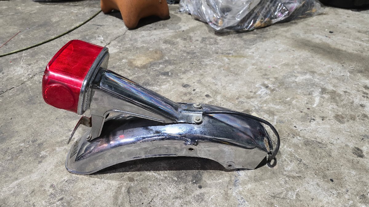 GT380より取り外し B7テール 純正 レンズ GS テール ブラケット付 サンパチ B6 B7 後期 GSテール メッキ フェンダー拍卖