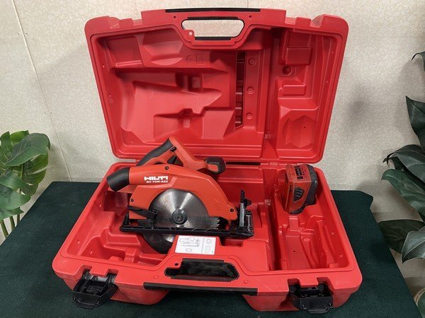 §綺麗【HILTI / ヒルティ 充電式木工用丸鋸 SC70W-A22 バッテリー/専用ケース付き 土木 建築 丸ノコ 丸のこ 電動工具】Q01184拍卖