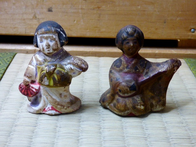 ほ311●女の子の土人形2点●置き物/三味線弾き/舞人形/京都/郷土玩具/旧家蔵出し/インテリア/コレクション拍卖